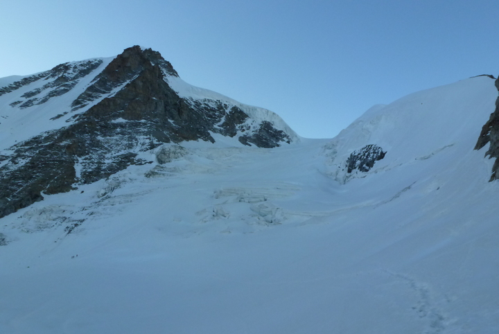 Saliamo con davanti la parete nord-ovest. Sulla destra la schiena d'asino.